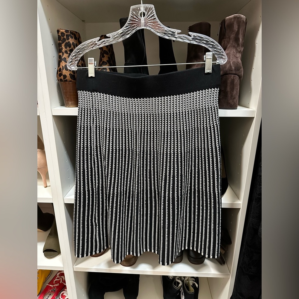 Ann Taylor black and white skirt size M.